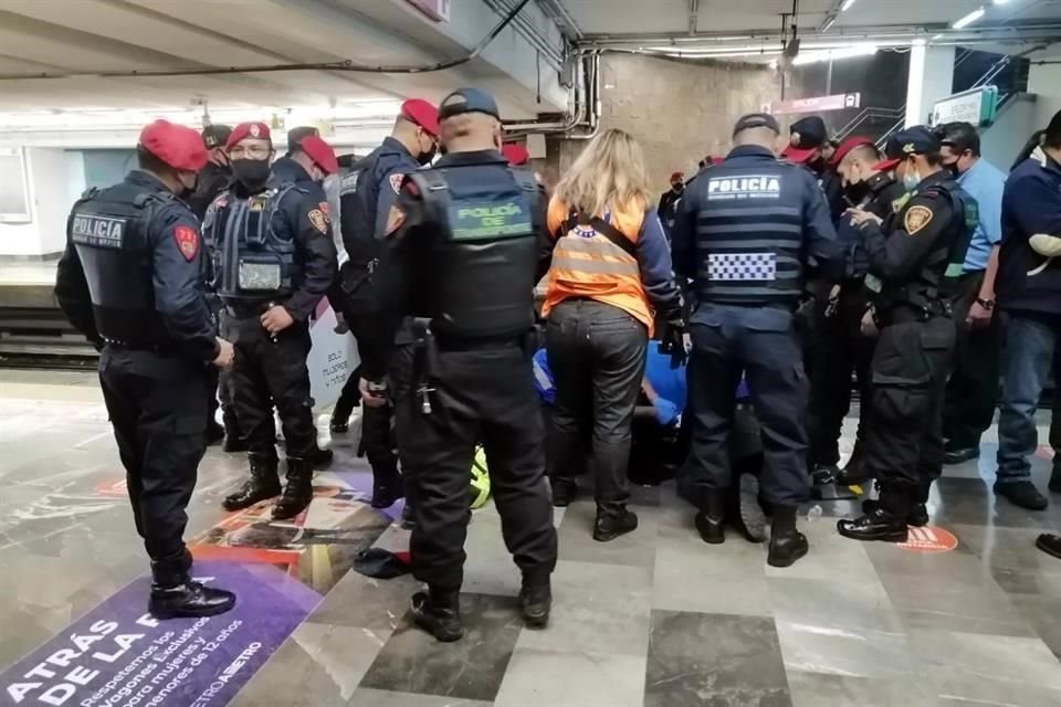 El percance sucedió en el andén con dirección a Pantitlán cerca de la zona de maniobra, de acuerdo a primeros reportes.