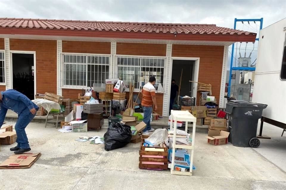 Docentes de escuelas públicas del Estado fueron llamados para limpiar los planteles educativos, luego de que la Secretaría de Educación citara a revisión de las aulas de última hora.