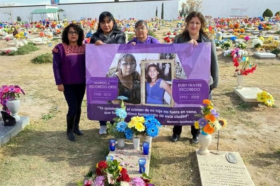 Integrantes de la Red Mesa de Mujeres acudieron al panteón donde está sepultada la activista.