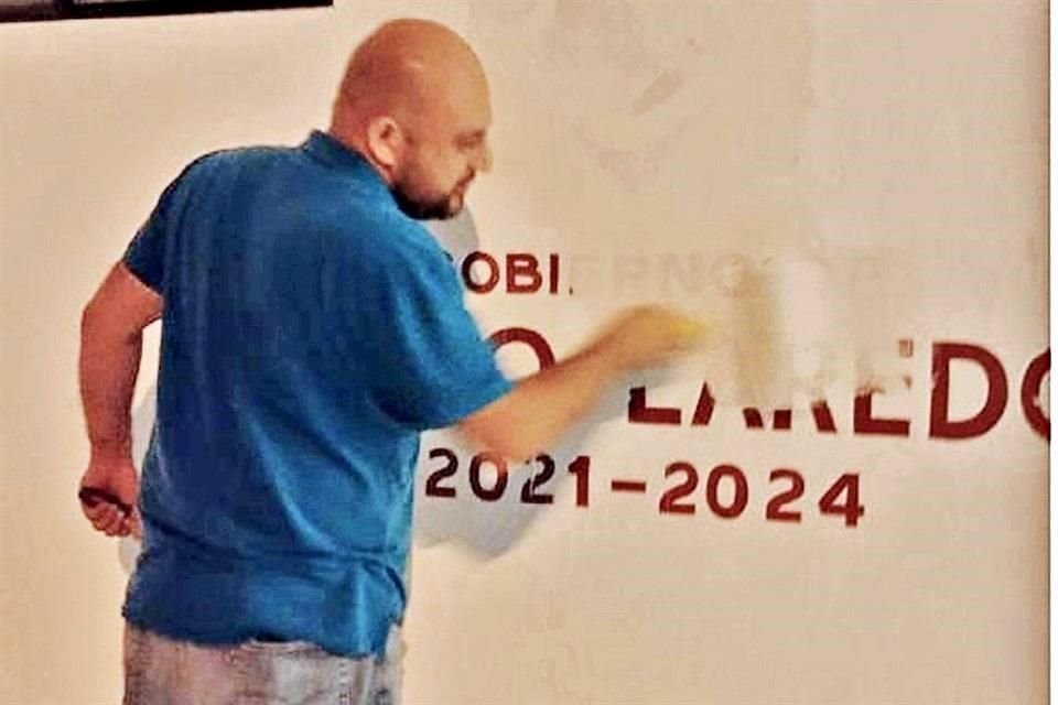 Destrozaron accesos y fueron borrados logos del Gobierno municipal.