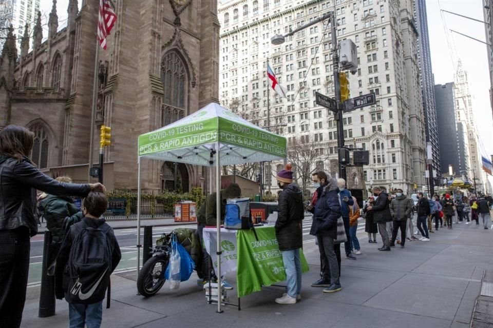 Personas hacen fila para una prueba rápida en Nueva York.