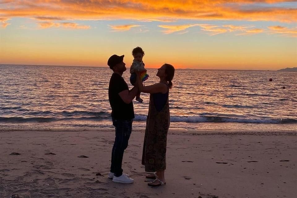 El actor Erik Hayser, quien actúa en la serie 'Cecilia', y Fernanda Castillo dieron la bienvenida a su hijo hace un año, el 19 de diciembre.