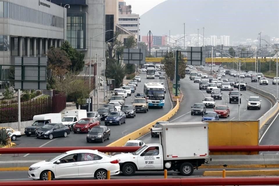 Miles de regios saturan las calles de la Ciudad a una semana de Navidad.