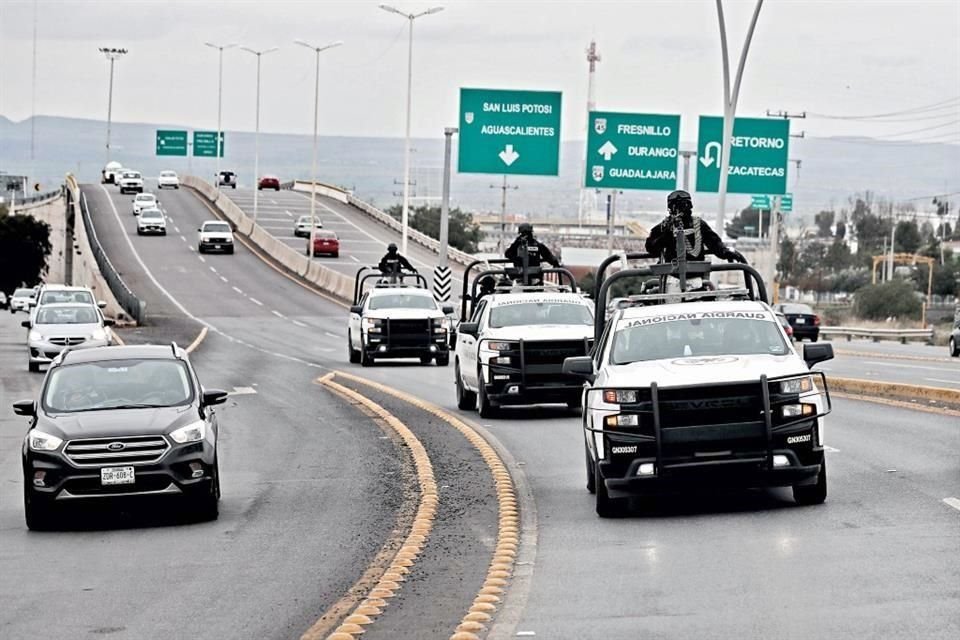 Migrantes que vienen de EU a pasar las fiestas decembrinas en México arman caravanas carreteras para protegerse de criminales... y policías.