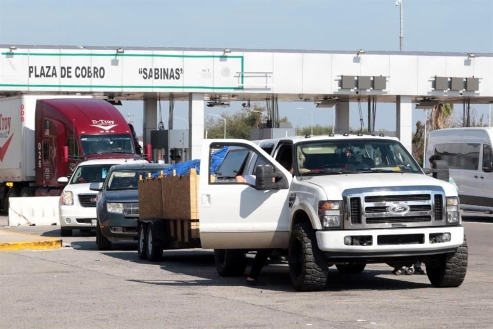 EN CAMINO. Tras cruzar el 'tramo del terror' y avanzar en suelo de Nuevo León por la Autopista a Nuevo Laredo, los paisanos se detienen a comer y comprar víveres en la caseta de Sabinas Hidalgo.