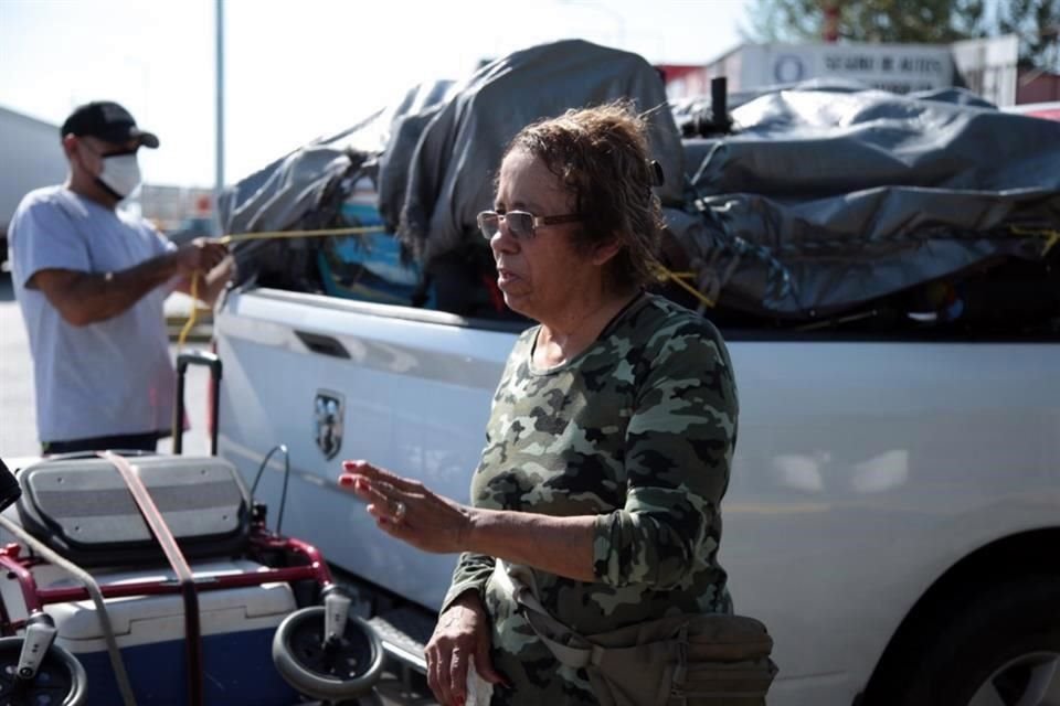 VEN RIESGOS. Silvia Mendoza y su esposo, provenientes de Houston, vieron poca vigilancia en la Autopista.