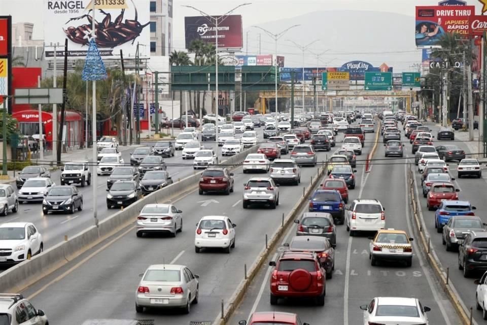 Durante la jornada, la Avenida Gonzalitos tuvo tráfico cargado, como sucedió con otras vialidades metropolitanas.