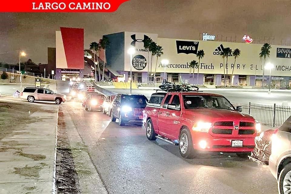 Una caravana de paisanos de casi 2 mil vehículos entró la madrugada de ayer al País por Nuevo Laredo.