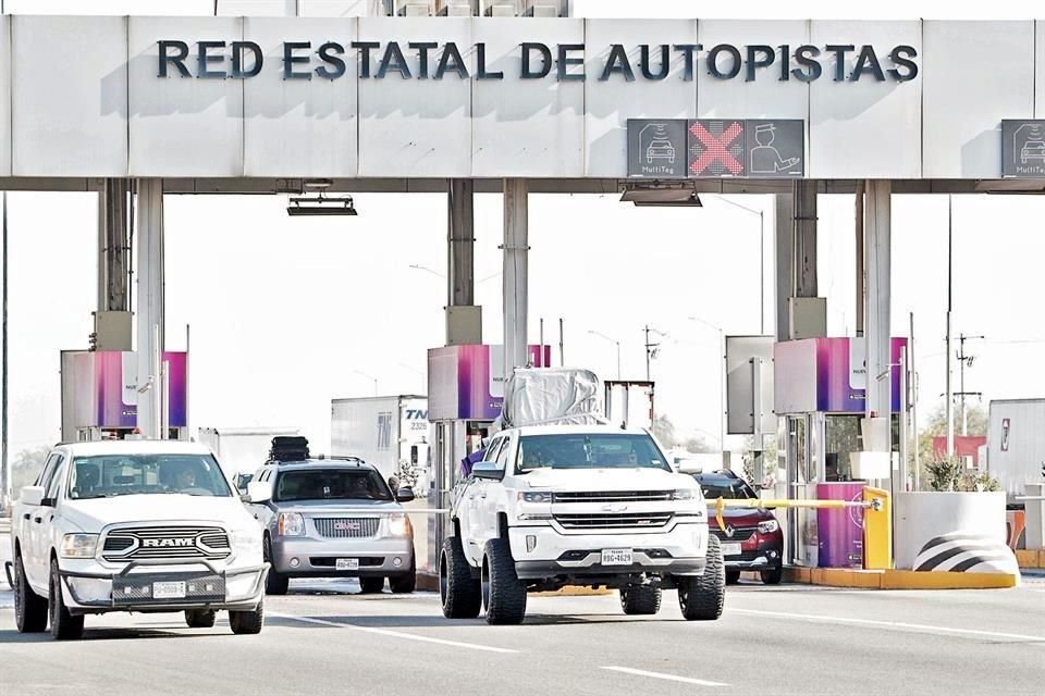 Paisanos cruzaron ayer la caseta del periférico en la Avenida Lincoln, procedentes de Nuevo Laredo.