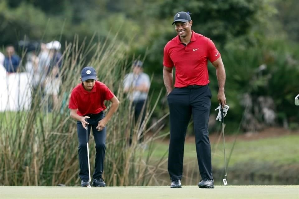 Tiger Woods y su hijo Charlie completaron una racha de 11 birdies seguidos.