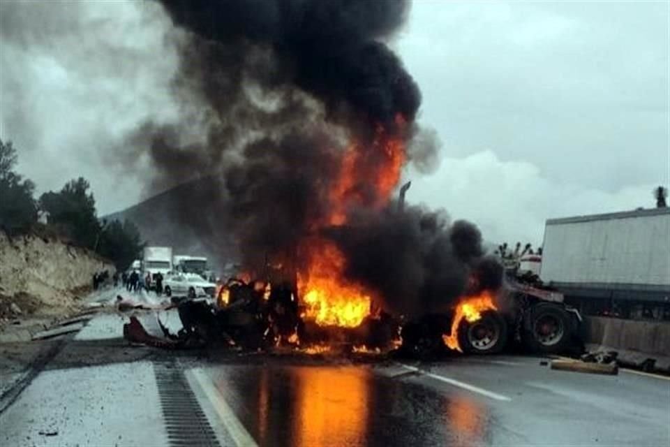 La Guardia Nacional informó que por un accidente de un tráiler que se incendió, se cerraron ambos sentidos del tramo de cuota Ojo Caliente-Carbonera.