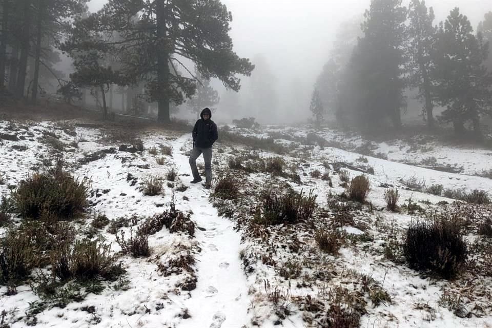 El Cerro del Potosí, en Galeana, se cubrió de blanco en las partes altas.