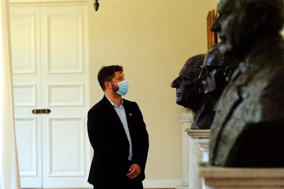 Gabriel Boric observa los bustos dentro del Palacio de La Moneda, incluyendo el de Salvador Allende, a quien admira.