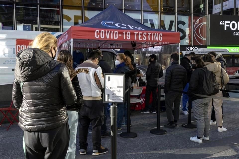 Personas en Nueva York hacen fila para realizarse pruebas de Covid-19.