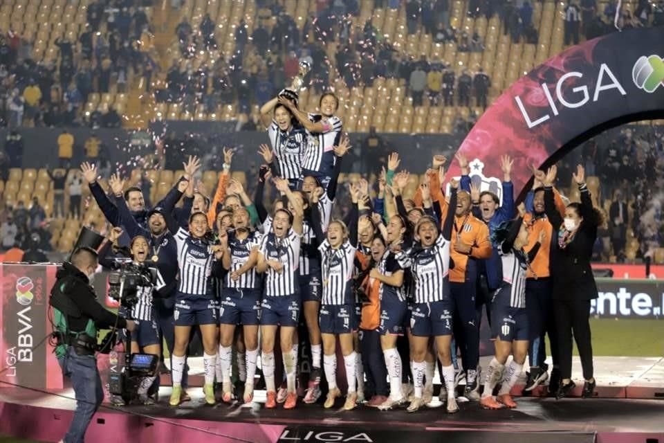 Rayadas festejó su segundo título nacional y lo hizo, nuevamente, ante su acérrimo rival.