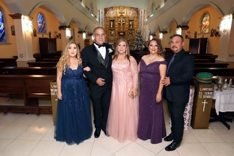 FAMILIA DEL NOVIO Nidia González,  Juan Ángel González González, Martha Guadalupe Moreno de González, Brenda Campos de González y  Ángel González