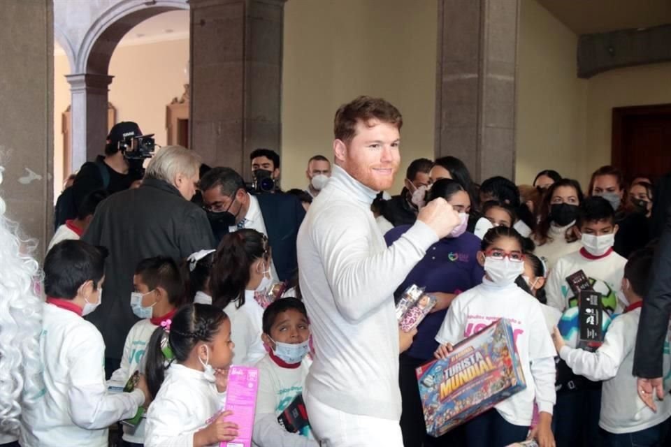 Saúl Álvarez repartió juguetes a niños regios en el Palacio de Gobierno.