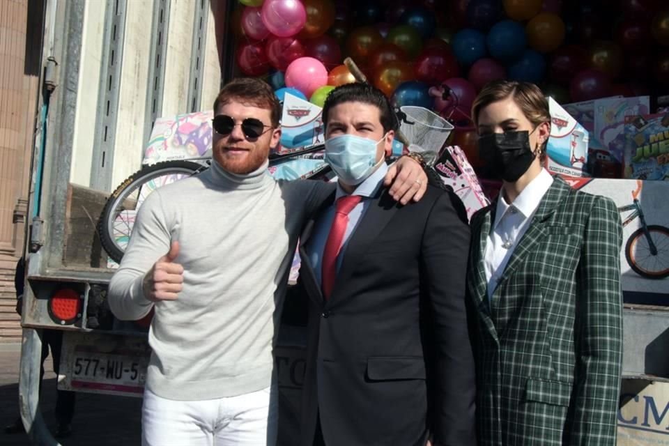 El boxeador mexicano Saúl 'Canelo' Álvarez repartió 5 mil 500 juguetes a niños del DIF Capullos, en el Palacio de Gobierno.