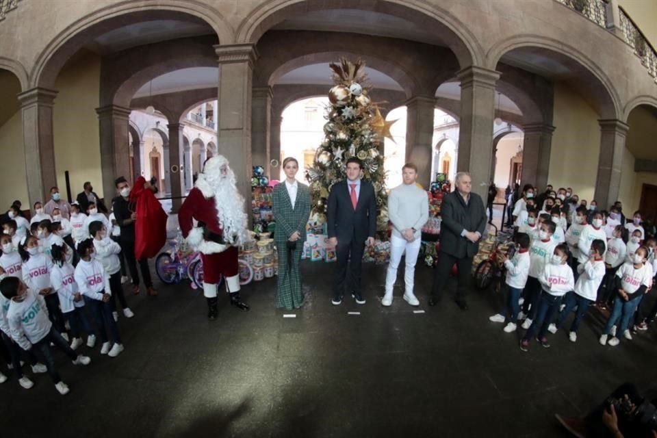 El boxeador mexicano Saúl 'Canelo' Álvarez repartió 5 mil 500 juguetes a niños del DIF Capullos, en el Palacio de Gobierno.