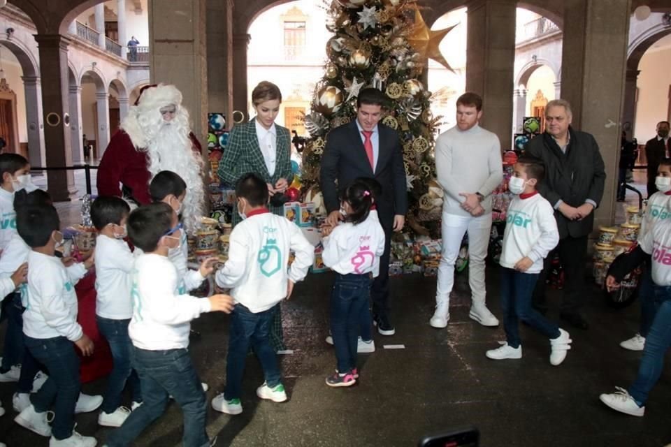 El boxeador mexicano Saúl 'Canelo' Álvarez repartió 5 mil 500 juguetes a niños del DIF Capullos, en el Palacio de Gobierno.