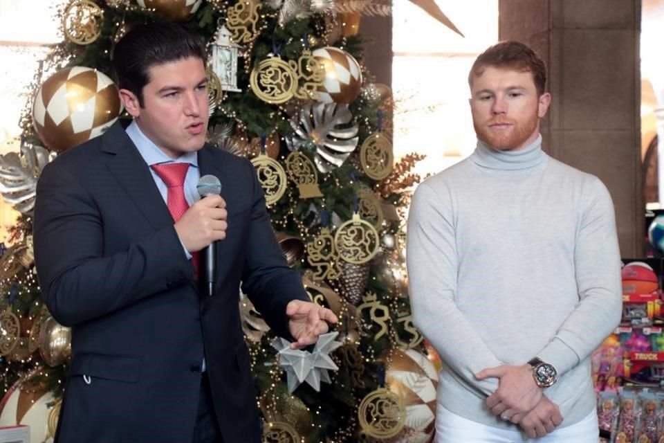 El boxeador mexicano Saúl 'Canelo' Álvarez repartió 5 mil 500 juguetes a niños del DIF Capullos, en el Palacio de Gobierno.