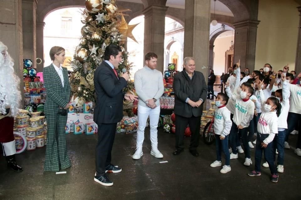 El boxeador mexicano Saúl 'Canelo' Álvarez repartió 5 mil 500 juguetes a niños del DIF Capullos, en el Palacio de Gobierno.