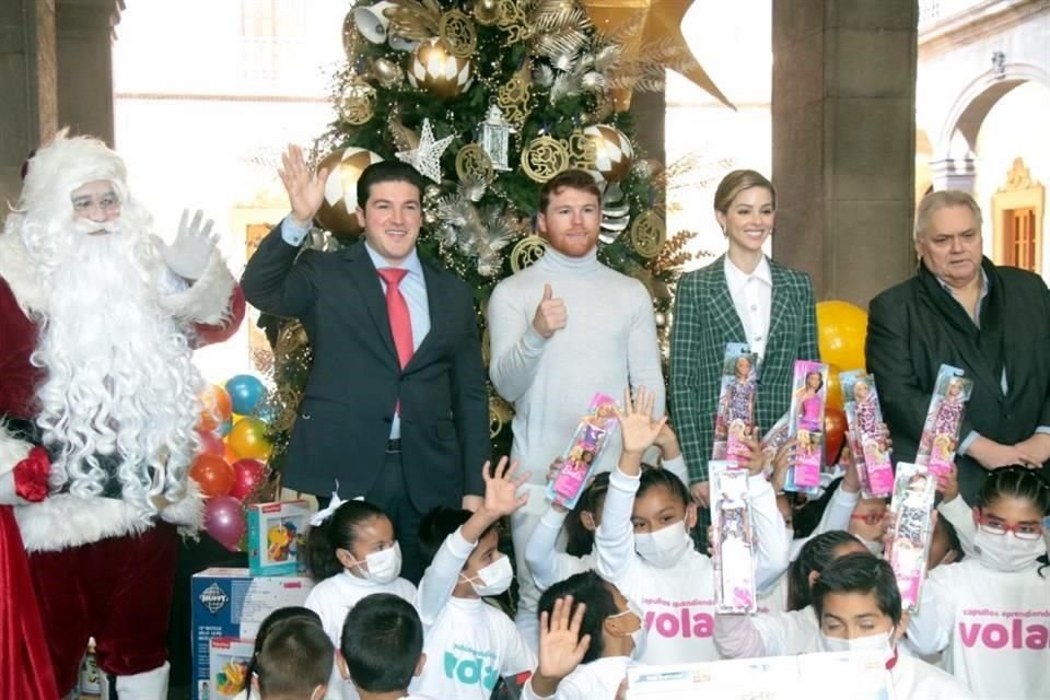 El boxeador mexicano Saúl 'Canelo' Álvarez repartió 5 mil 500 juguetes a niños del DIF Capullos, en el Palacio de Gobierno.