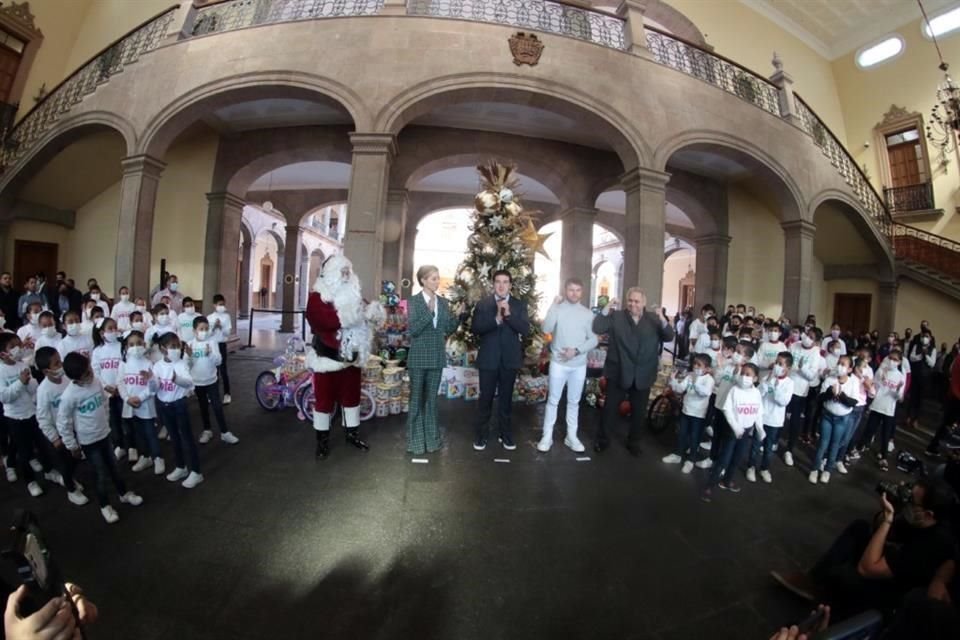 El boxeador mexicano Saúl 'Canelo' Álvarez repartió 5 mil 500 juguetes a niños del DIF Capullos, en el Palacio de Gobierno.