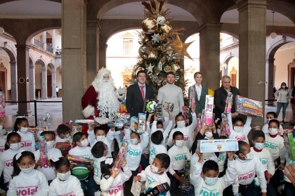 El boxeador mexicano Saúl 'Canelo' Álvarez repartió 5 mil 500 juguetes a niños del DIF Capullos, en el Palacio de Gobierno.