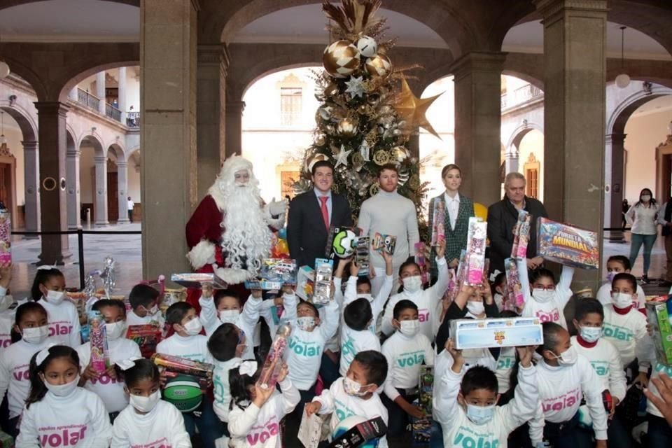 El boxeador mexicano Saúl 'Canelo' Álvarez repartió 5 mil 500 juguetes a niños del DIF Capullos, en el Palacio de Gobierno.