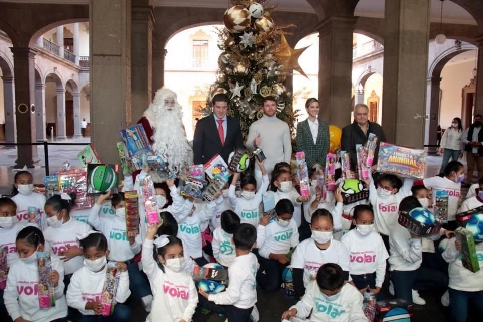 El boxeador mexicano Saúl 'Canelo' Álvarez repartió 5 mil 500 juguetes a niños del DIF Capullos, en el Palacio de Gobierno.