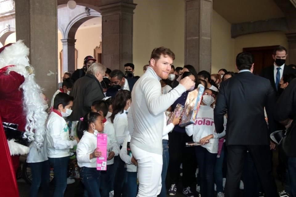 El boxeador mexicano Saúl 'Canelo' Álvarez repartió 5 mil 500 juguetes a niños del DIF Capullos, en el Palacio de Gobierno.