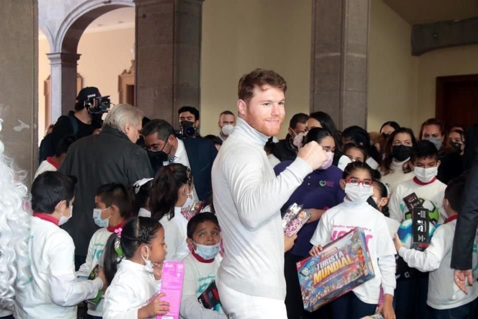 El boxeador mexicano Saúl 'Canelo' Álvarez repartió 5 mil 500 juguetes a niños del DIF Capullos, en el Palacio de Gobierno.