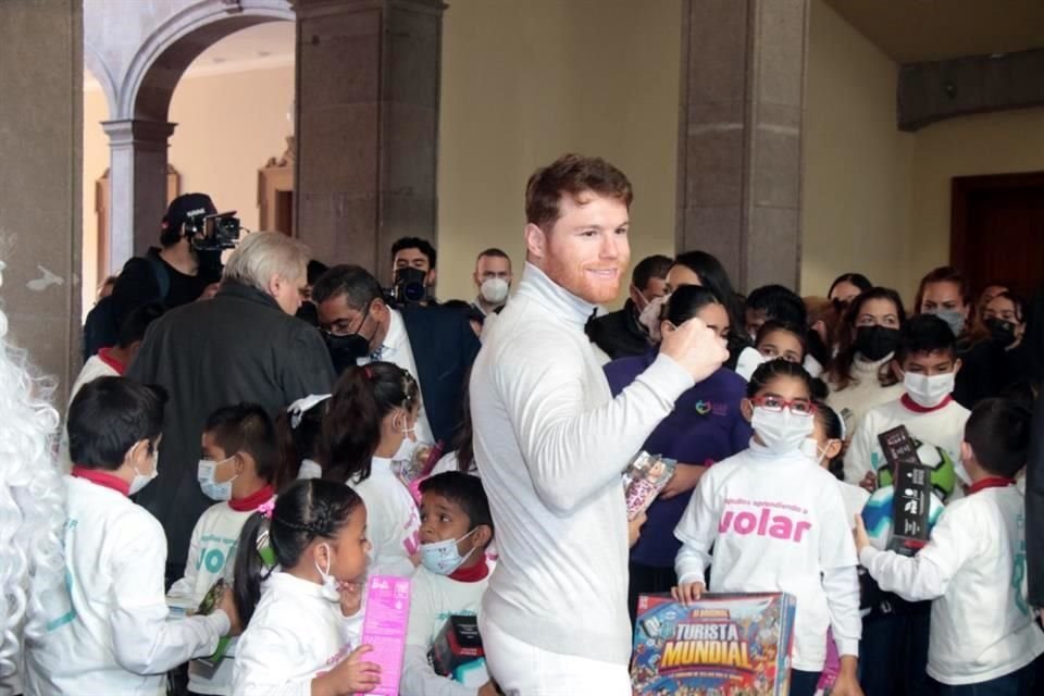 El boxeador mexicano Saúl 'Canelo' Álvarez repartió 5 mil 500 juguetes a niños del DIF Capullos, en el Palacio de Gobierno.