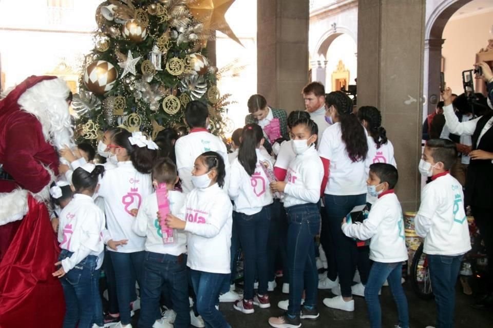 El boxeador mexicano Saúl 'Canelo' Álvarez repartió 5 mil 500 juguetes a niños del DIF Capullos, en el Palacio de Gobierno.