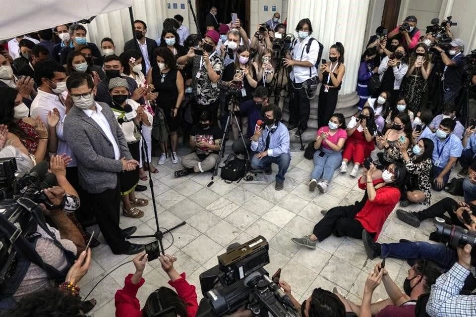 El Presidente electo de Chile, Gabriel Boric, se reunió con las personas que preparan la Constitución.