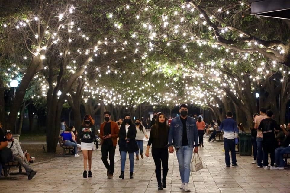 Iluminados por luces de colores y algunos hasta vistiendo suéteres alusivos a las fechas, los nuevoleoneses disfrutan el ambiente de Navidad.