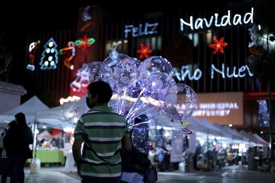 Ya sean solos o en familias, es común ver a los habitantes de municipios como Monterrey, San Pedro, Guadalupe y Escobedo visitar parques y plazas principales.