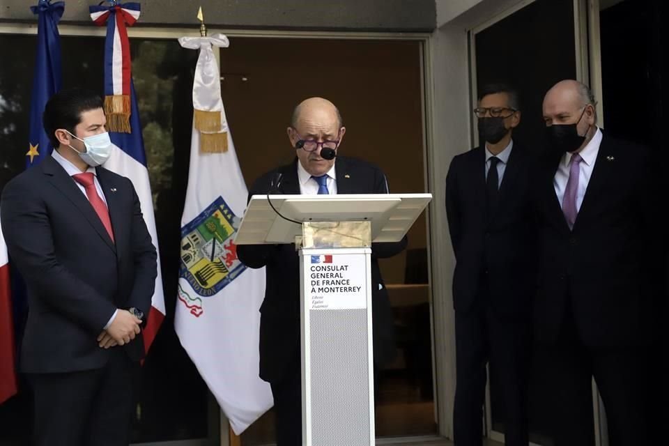 El Gobernador Samuel García y Jean-Ives Le Drian (centr), Ministro francés, en la inauguración del nuevo Consulado.