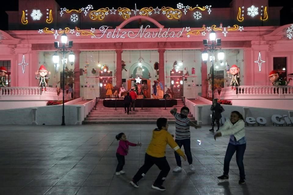 En el municipio de Guadalupe, la Plaza Principal tiene luces y figuras navideñas.