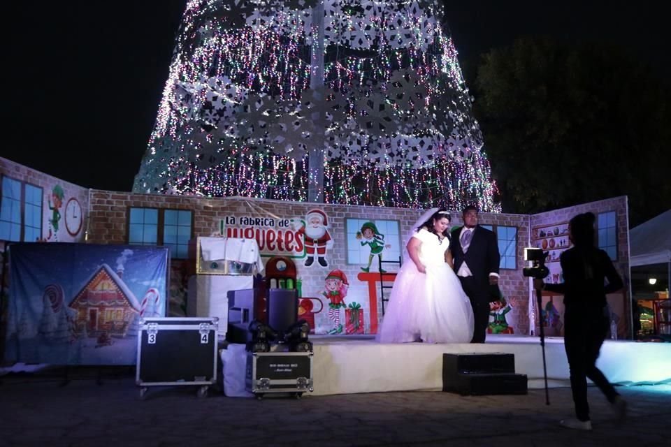 Un gran pino enciende el ambiente navideño en la Plaza Municipal de Escobedo.