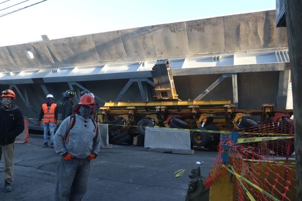 Una estructura de metal y concreto, también conocida como 'ballena', cayó de dos vehículos tipo plataforma en las obras del Trolebús Elevado.