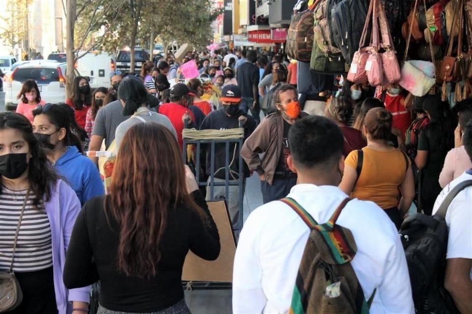 Este año, regiomontanos viven los días previos a la Navidad, luego de que el año pasado hubo restricciones al comercio por la pandemia de Covid, que provocaba entre 600 y 800 casos diarios.