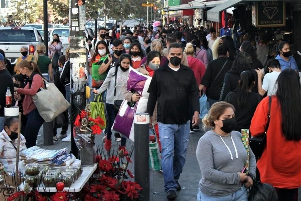 A diferencia del año pasado, ahora de nuevo la música y las luces navideñas ambientan las compras.