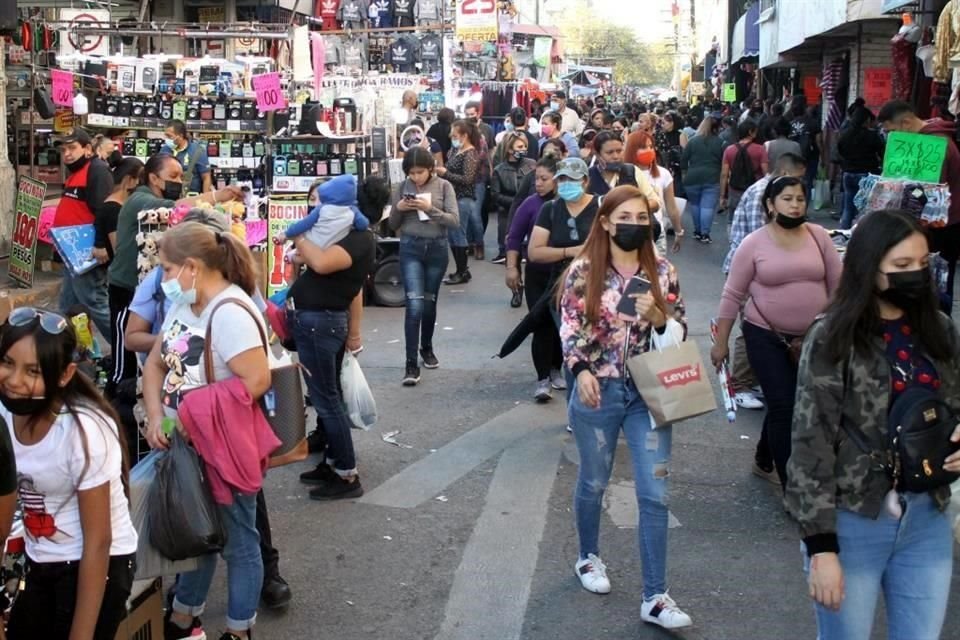 En todos los centros comerciales, la gente busca entre la multitud sus últimos regalos de Navidad.