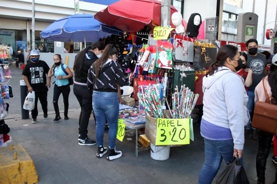 Ahora, pliegos de papel para envolver regalos, gorros, botas, pijamas, calcetas, diademas, ropa interior, todo con un toque navideño, es parte de lo que ofrecen vendedores formales y ambulantes.