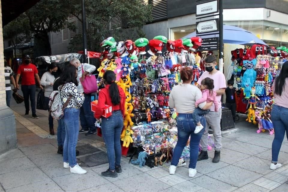 Ahora, pliegos de papel para envolver regalos, gorros, botas, pijamas, calcetas, diademas, ropa interior, todo con un toque navideño, es parte de lo que ofrecen vendedores formales y ambulantes.