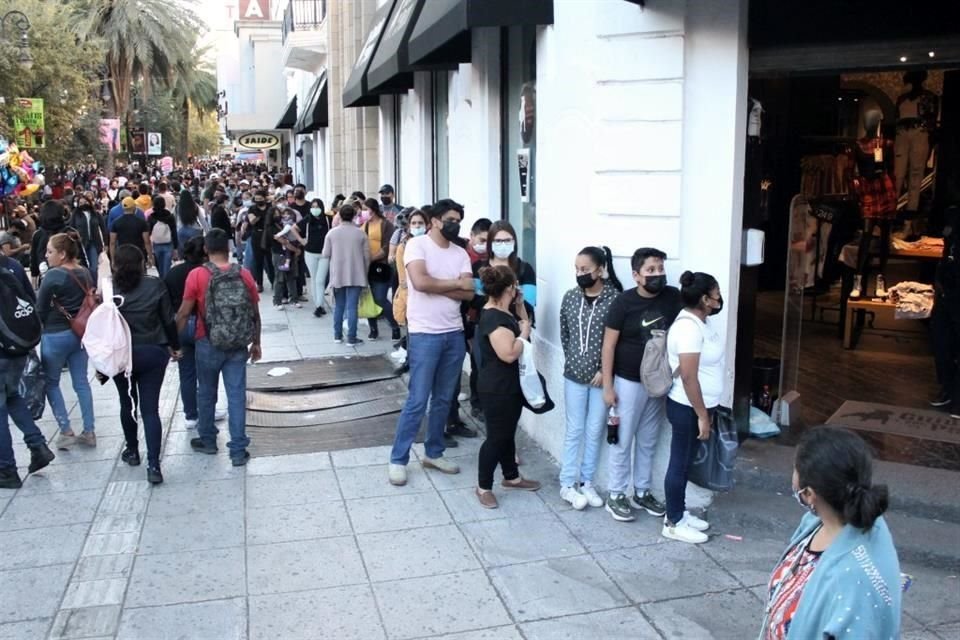 A diferencia del año pasado, ahora de nuevo la música y las luces navideñas ambientan las compras.