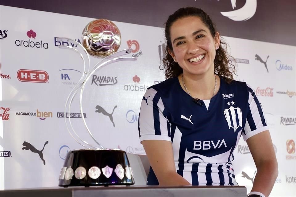 Eva Espejo es la primera mujer en ser campeona en la Liga MX Femenil.