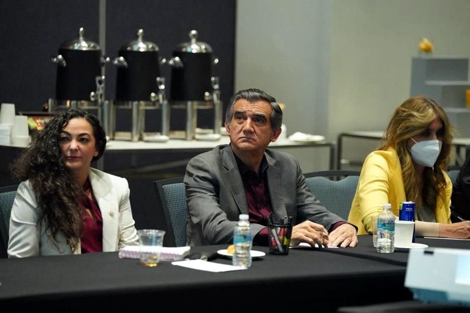 Olga Sosa (izq. a der.), Américo Villarreal y Maki Ortiz durante el evento de Morena para designar al candidato a Gobernador de Tamaulipas.